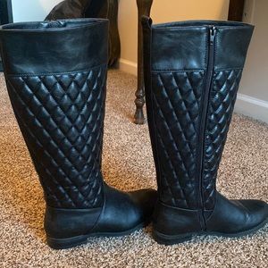 Quilted black bookts